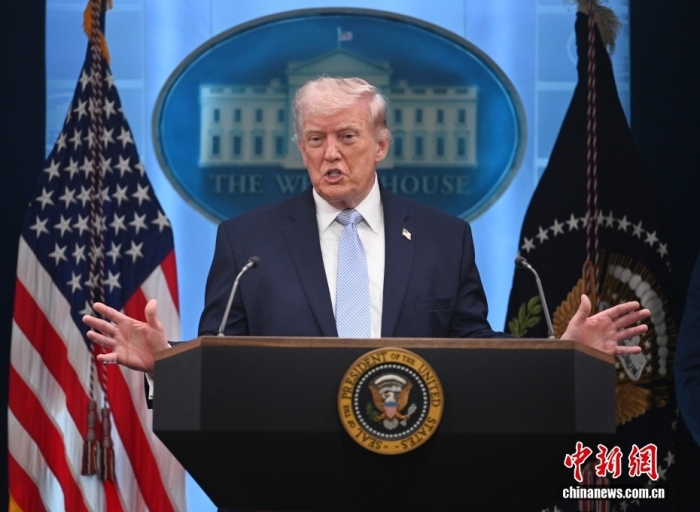 本地光阴4月6日，华衰顿，好邦元首特朗普便伊朗战事正在黑宫举办记者会。中新社记者 旧孟统 摄